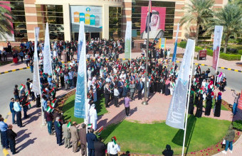 جامعة عجمان ترفع العلم