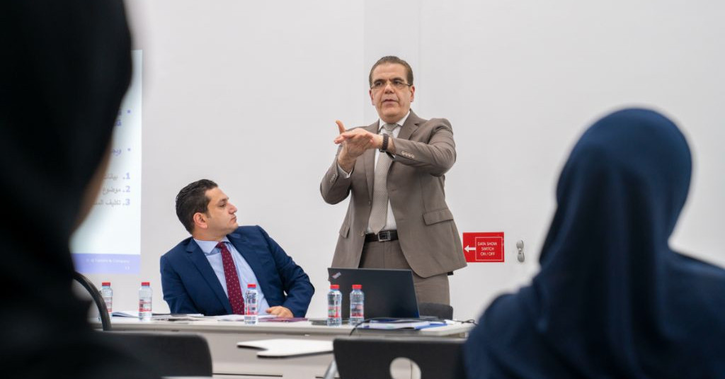 كلية القانون تنظم محاضرة حول إجراءات التنفيذ الجبري بالتعاون مع مكتب التميمي ومشاركوه