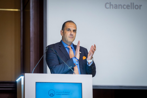 كلية الصيدلة والعلوم الصحية بجامعة عجمان تنظم حفل ارتداء المعطف الأبيض لطلبة برنامج الصيدلة