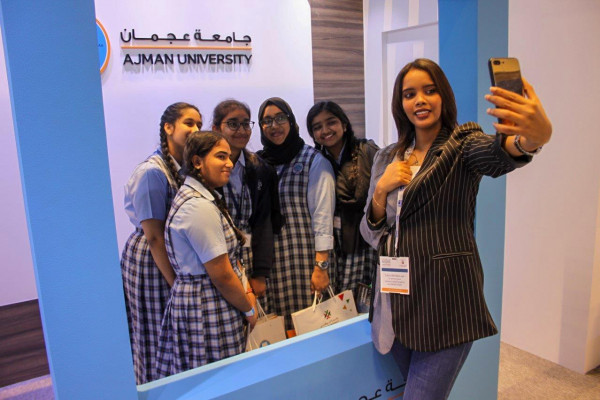 جامعة عجمان تستعرض برامجها في معرض نجاح
