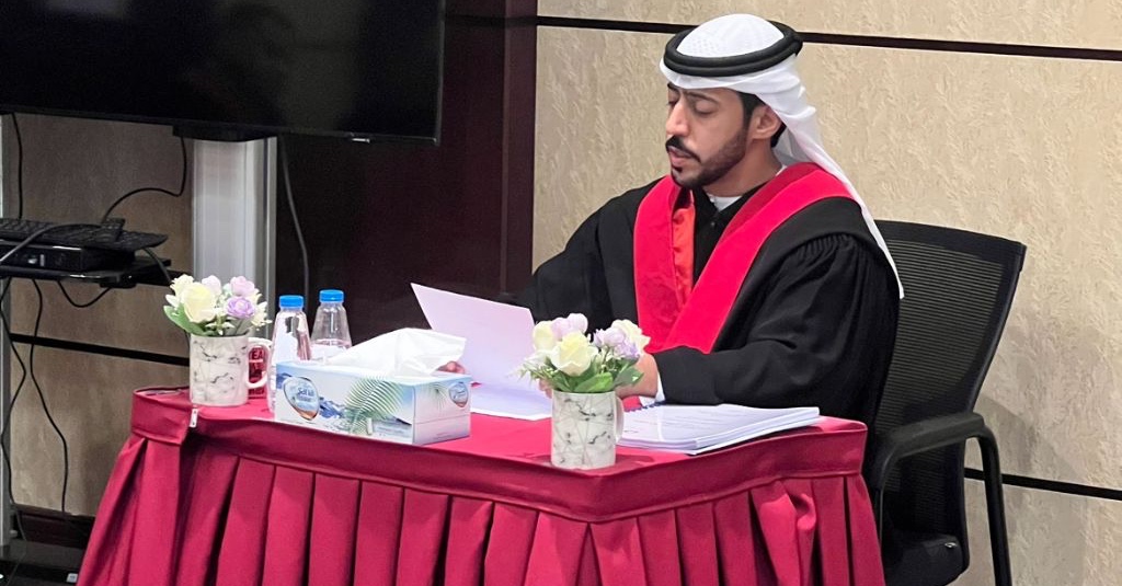 الطالب عمر الحفيتي يحصل على تقدير امتياز في رسالة الماجستير بتخصص القانون العام