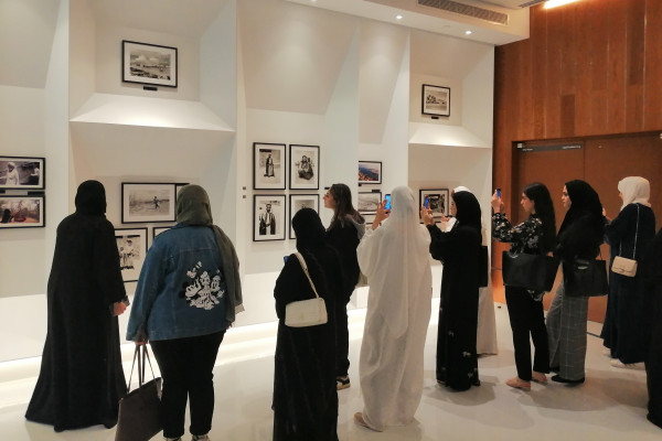 طالبات الإعلام في رحاب مكتبة محمد بن راشد