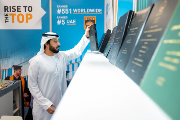 كلية القانون تشارك في معرض الكتاب القانوني العاشر