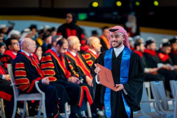 حميد بن راشد يمنح نهيان بن مبارك شهادة الدكتوراة الفخريّة ويشهد تخريج دفعة 