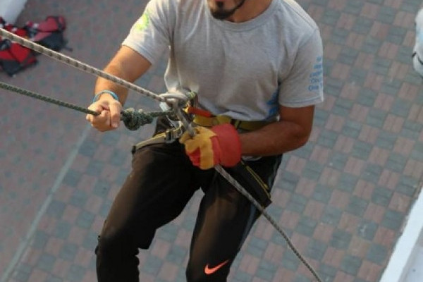 طلاب الجامعة يشاركون في مخيم الشباب المغامرين