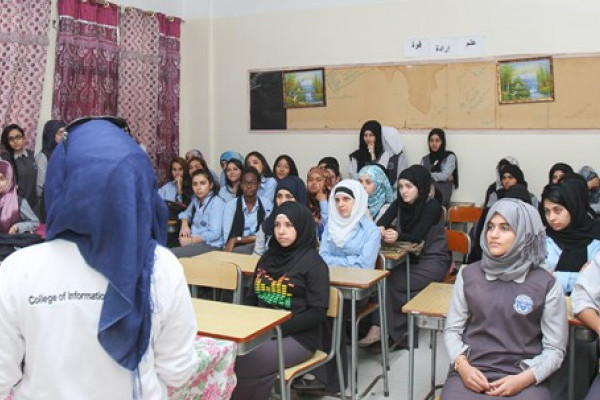 وفد من كلية تكنولوجيا المعلومات في زيارة إلى مدرسة إبن خلدون