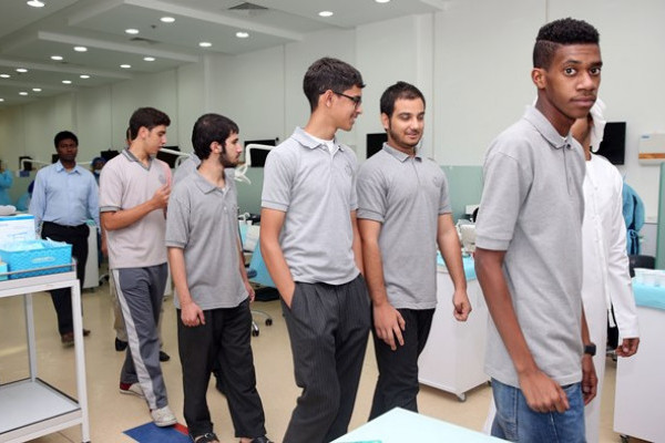 جامعة عجمان تستقبل طلاب وطالبات مدرسة أبو عبيدة