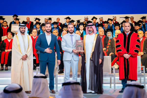 حميد بن راشد يمنح نهيان بن مبارك شهادة الدكتوراة الفخريّة ويشهد تخريج دفعة 