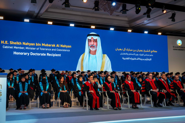حميد بن راشد يمنح نهيان بن مبارك شهادة الدكتوراة الفخريّة ويشهد تخريج دفعة 