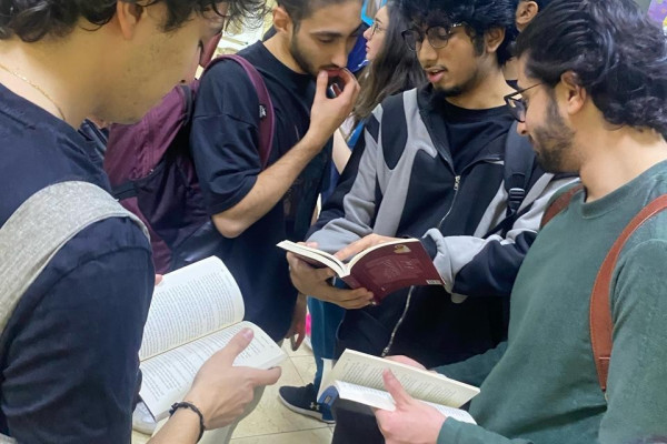 قسم اللغات والثقافة يستضيف مركز للتبرع بالكتب بمناسبة شهر القراءة في الإمارات العربية المتحدة