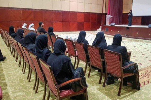 جامعة عجمان تُعرّف خريجيها المواطنين ببرنامج 