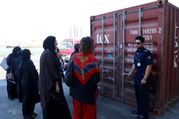 طالبات القانون يطلعن على تجربة دائرة الميناء والجمارك في عجمان