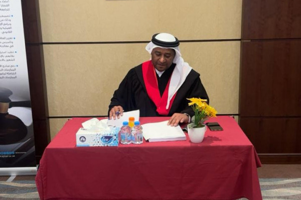 الطالب محمد الخيال النعيمي يناقش أطروحته للماجستير حول التحكيم في منازعات عقود الاستثمار