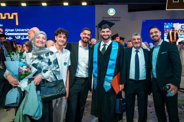 حميد بن راشد يمنح نهيان بن مبارك شهادة الدكتوراة الفخريّة ويشهد تخريج دفعة 