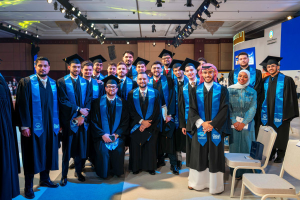 حميد بن راشد يمنح نهيان بن مبارك شهادة الدكتوراة الفخريّة ويشهد تخريج دفعة 
