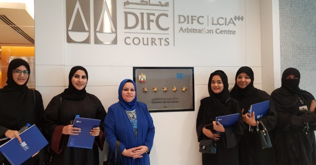 طالبات كلية القانون يزرن محاكم مركز دبي المالي العالمي