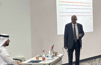 المستشار القانوني في حكومة عجمان يقدم محاضرة لطلبة القانون حول القانون الدستوري
