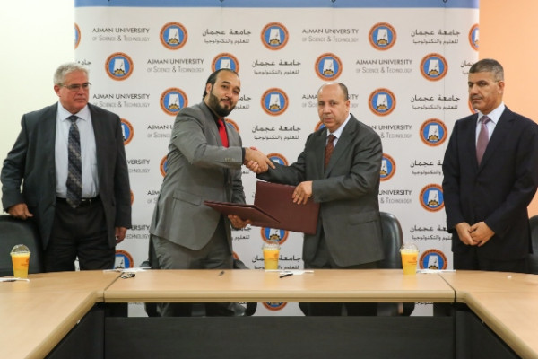 جامعة عجمان توقع اتفاقية تعاون مع مركز سكور للاختبارات