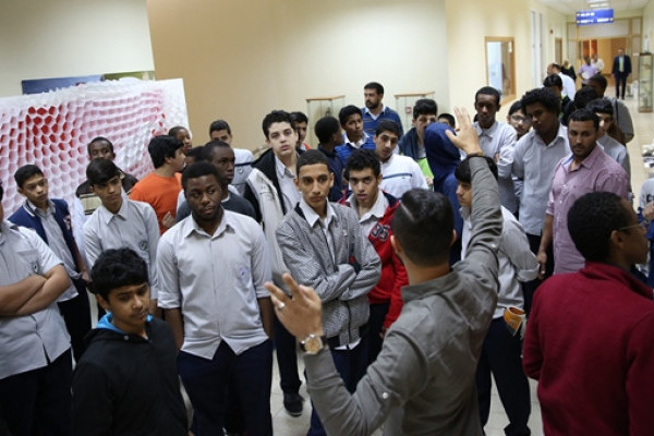 طلاب وطالبات مدرسة العمداء بعجمان يزورون الجامعة