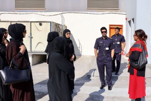 طالبات القانون يطلعن على تجربة دائرة الميناء والجمارك في عجمان