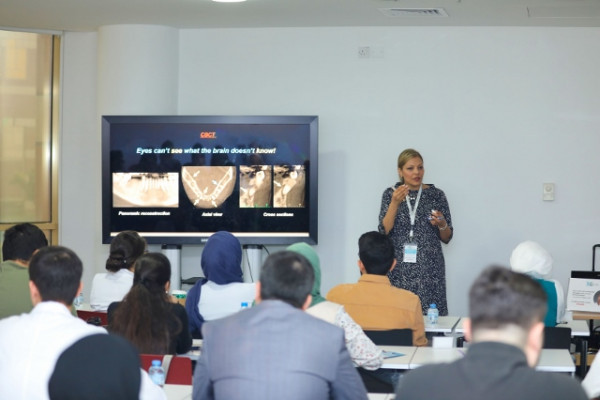 خريجة من كلية طب الأسنان تقدم ورشة متخصصة حول تقنيات التصوير الشعاعي