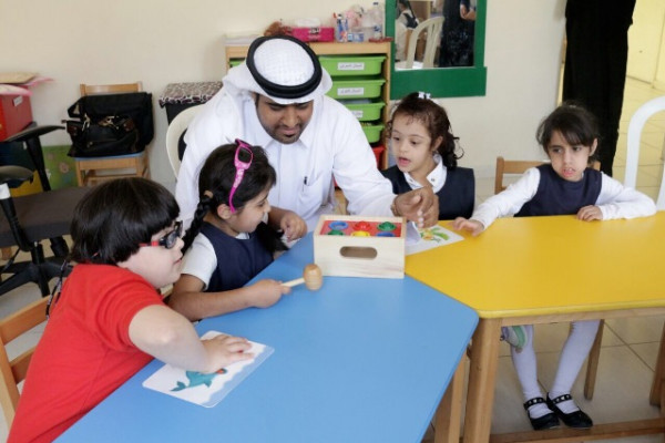 خريجو جامعة عجمان يزورون مدرسة الوفاء لتنمية القدرات في الشارقة