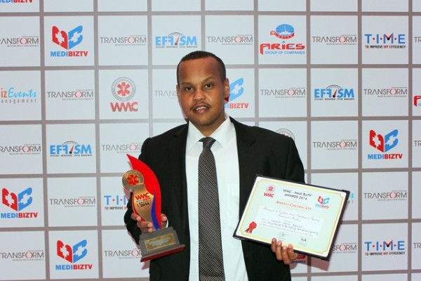 المجلس الطبي العالمي يكرم خريج من جامعة عجمان