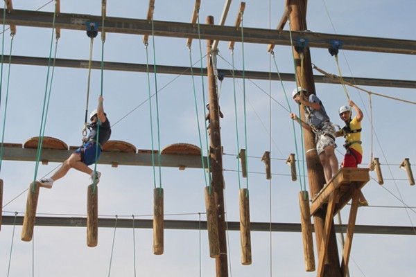 رحلة لطلاب جامعة عجمان إلى حديقة مغامرات الوادي بالعين