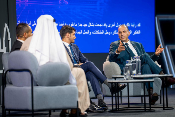 مدير جامعة عجمان يدعو الجامعات إلى أن تصبح 
