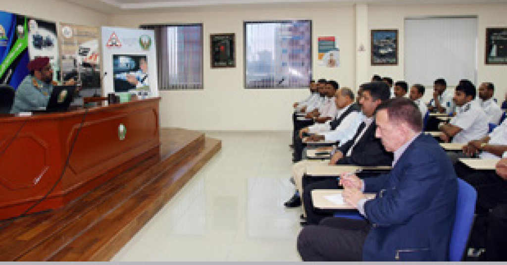 سائقو جامعة عجمان يتلقون محاضرة عن القيادة والسلامة المرورية