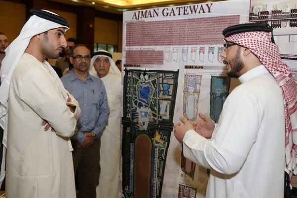 راشد النعيمي يطلع على مشاريع التخرج لطلبة الهندسة في جامعة عجمان