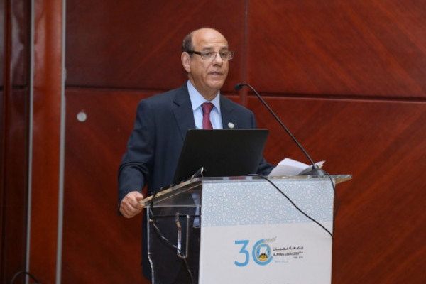 Pharmacy College Welcomes Freshmen with White Coats