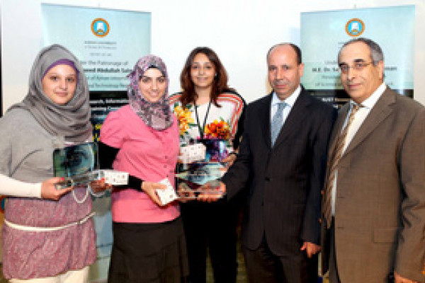 المؤتمر الطلابي السابع للبحوث في جامعة عجمان يكرّم أصحاب الأبحاث المتميزة