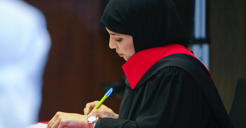 نورة الطنيجي تحصل على درجة امتياز في مناقشة رسالة الماجستير في القانون الخاص