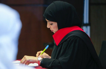 نورة الطنيجي تحصل على درجة امتياز في مناقشة رسالة الماجستير في القانون الخاص