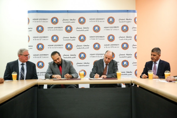 جامعة عجمان توقع اتفاقية تعاون مع مركز سكور للاختبارات