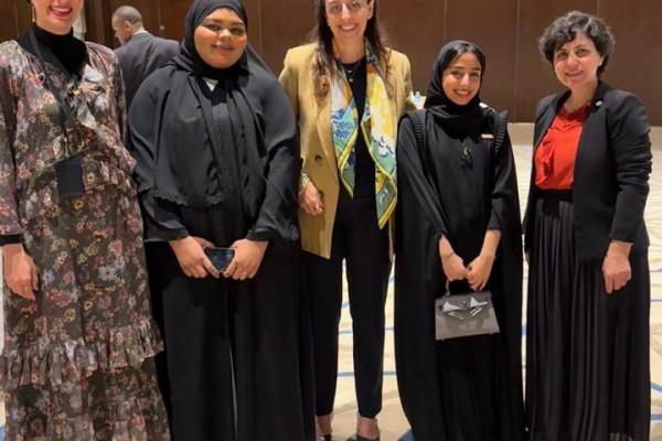 زيارة علمية لطلبة كلية القانون في جامعة عجمان إلى وزارة العدل الإماراتية لتعزيز التعلم التطبيقي