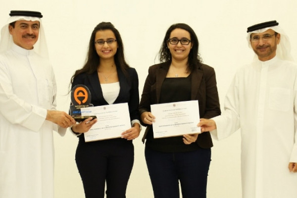 تكريم طالبتين من الجامعة في اليوم العالمي للصيادلة