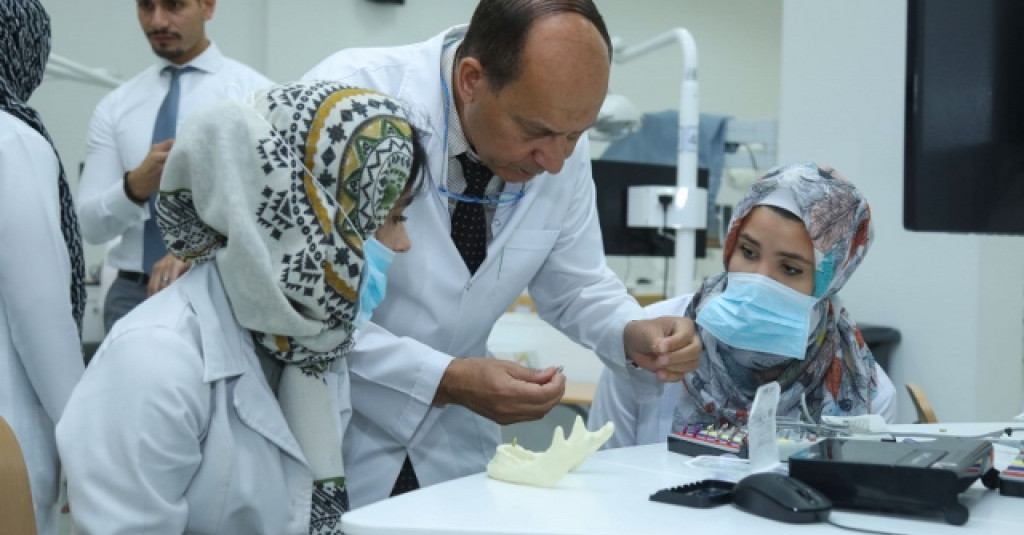 ورش عمل حول زراعة الأسنان في جامعة عجمان