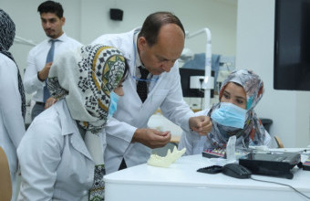 ورش عمل حول زراعة الأسنان في جامعة عجمان