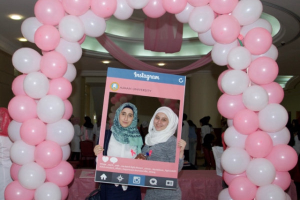 حملة وردية في الجامعة للتوعية بسرطان الثدي