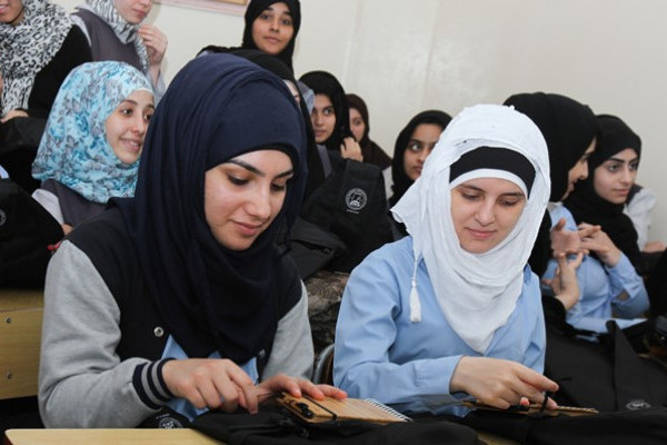 وفد من كلية تكنولوجيا المعلومات في زيارة إلى مدرسة إبن خلدون