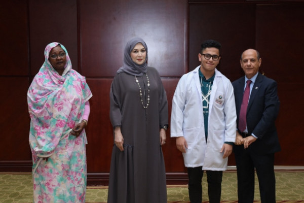 Pharmacy College Welcomes Freshmen with White Coats