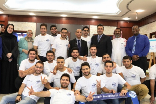 حملة توعوية بالمضادات الحيوية في الجامعة