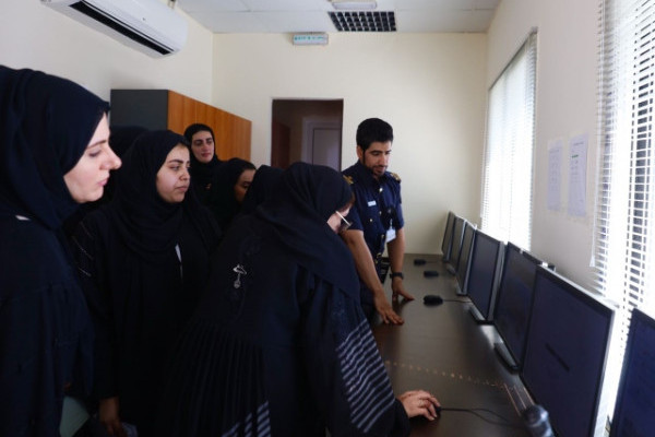 طالبات القانون يطلعن على تجربة دائرة الميناء والجمارك في عجمان