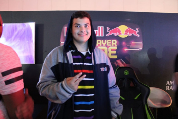 AU Student Wins First Place in “Red Bull Player One” Competition; Will Represent UAE in Brazil