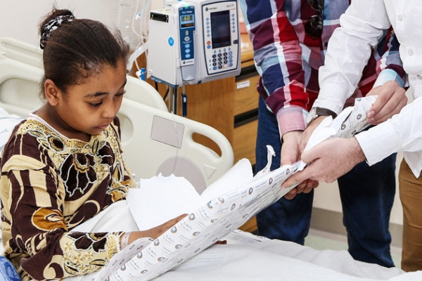 وفد طلابي من جامعة عجمان يزور مستشفى توام في العين