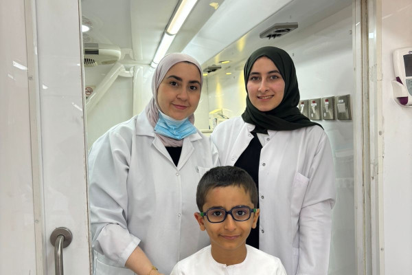 طلبة طب الأسنان في جامعة عجمان يقدمون فحوصات توعوية لصحة الفم والأسنان في مدرسة المنار الخاصة