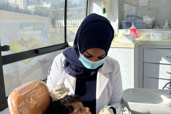 طلبة طب الأسنان في جامعة عجمان يقدمون فحوصات توعوية لصحة الفم والأسنان في مدرسة المنار الخاصة