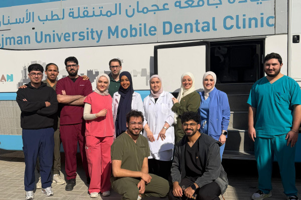 طلبة طب الأسنان في جامعة عجمان يقدمون فحوصات توعوية لصحة الفم والأسنان في مدرسة المنار الخاصة